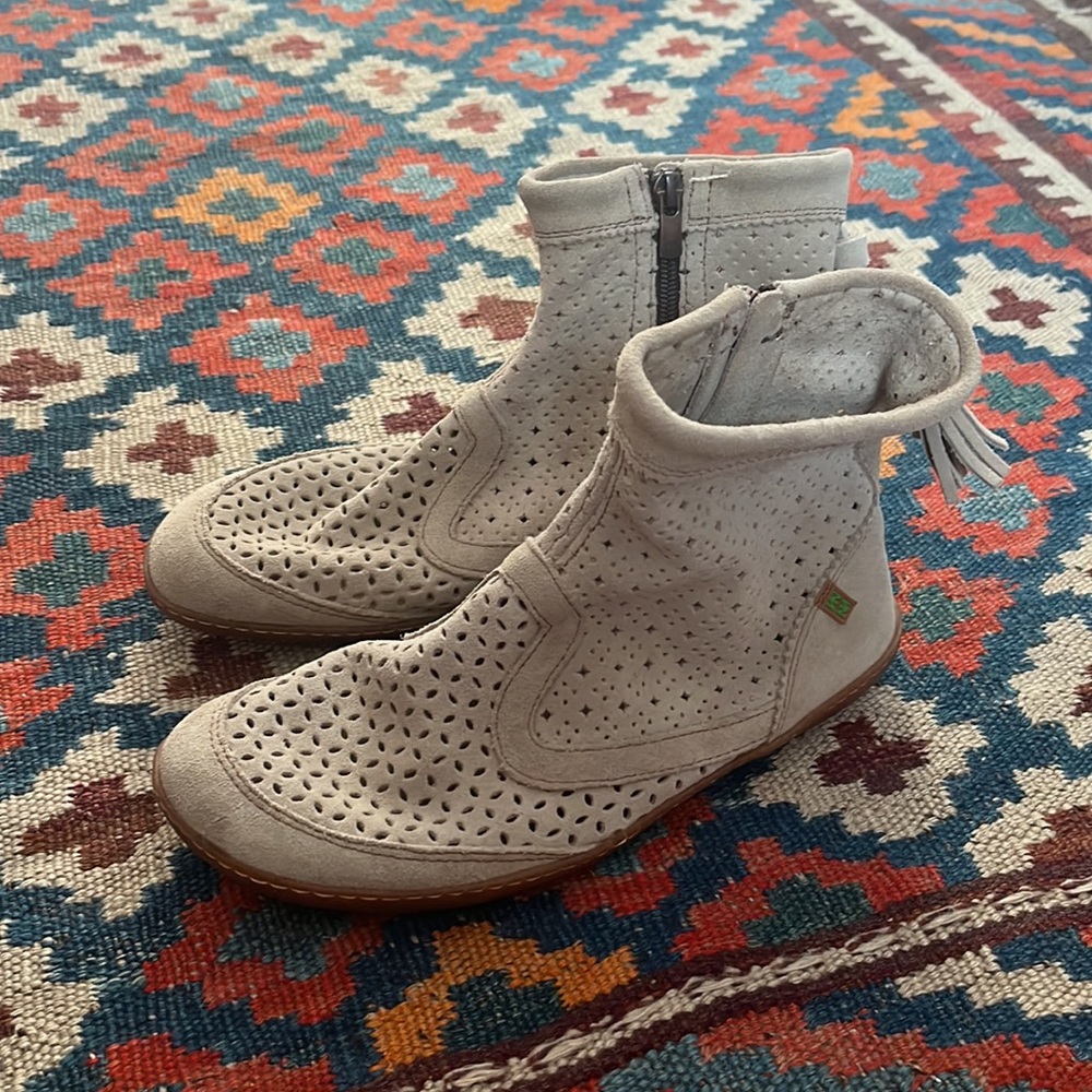 El Naturalista Women’s Taupe Suede Moc Zip Boots
